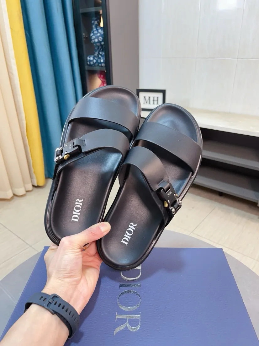 Men's Men's Shoes 💰320🌸🌸Dior Aqua Men's Sandals Slippers. Showcasing Dior haute couture design. The Dior gray suede strap is accented with an aluminum Dior buckle for added style. Paired with a comfortable tonal notch sole, they pair easily with shorts or jeans for a sophisticated look. Main body: suede cow leather, technical fabric lining: cow leather, with adjustable straps, aluminum Dior buckle, Dior gray EVA insole, tonal notch rubber outsole splicing structure👌👌size: 38-44 (45.46 customized)